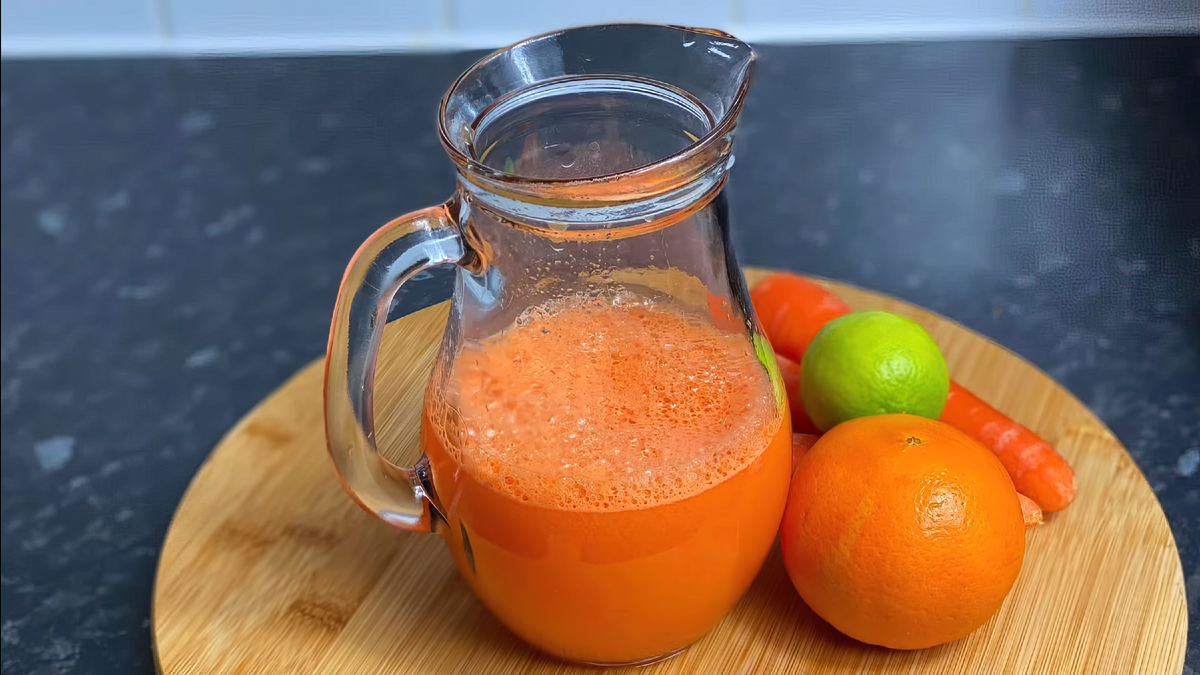 Сок из моркови апельсина и лайма