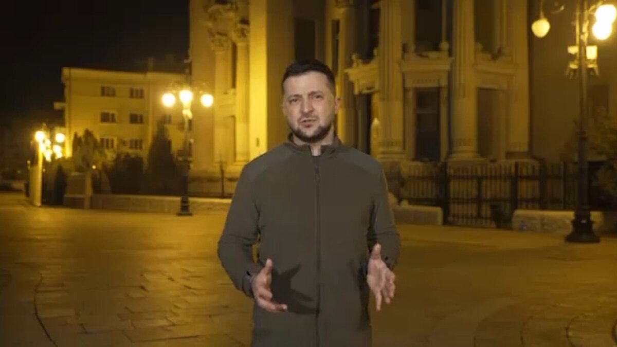 На улице  -5°С но сильный и независимый президент в ветровке ( Путин, то слабак - пуховик в такую погоду носит)