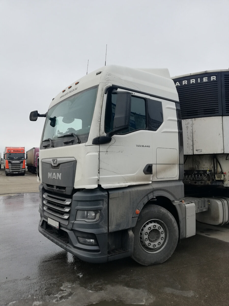 Man Tgx 2022г.в. На крыше видны две штатные антенны: одна от эфирного радио, вторая для рации.