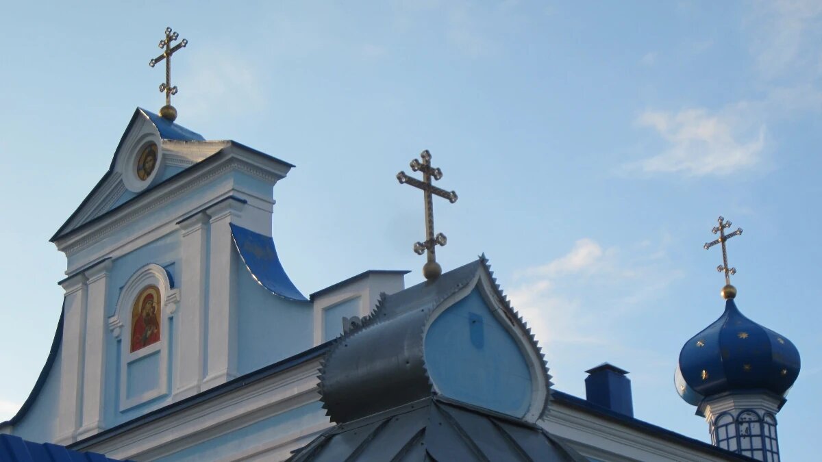 На Пасхальную неделю верующие ходят в храм. Фото: www.piqsels.com 