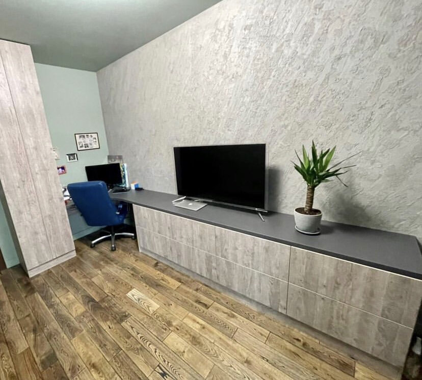 Комод, переходящий в рабочую зону со шкафом. Производство - мебельная фабрика "Сунгирь" 