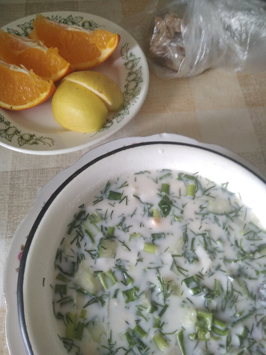 На обед окрошка на кефире, фрукты, ржаной хлеб