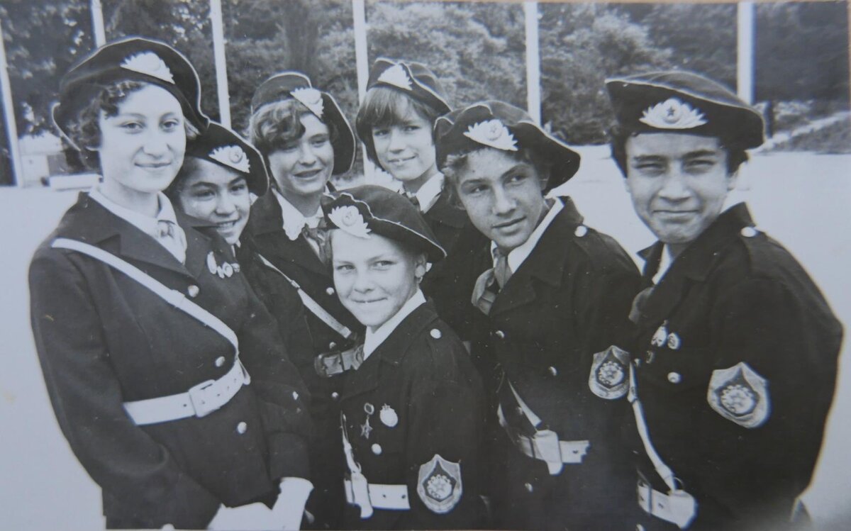 Фото Н. Софьина. 

Юнармейцы душанбинской средней школы № 21, победители Военно-патриотической игры «Зарница», 1979 год. Слева - направо Оля Причислова, Мухаббат Темирова, Ира Малышева, Сергей Изямов, Юра Кирпичев, Зокир Каландаров.
Подробнее: http://asiaplustj.info/ru/news/tajikistan/society/20220605/a-etshe-u-nas-bila-zarnitsa-kak-v-sovetskom-dushanbe-detei-uchili-pobezhdatЮнармейцы душанбинской средней школы № 21, победители Военно-патриотической игры «Зарница», 1979 год. Слева - направо Оля Причислова, Мухаббат Темирова, Ира Малышева, Сергей Изямов, Юра Кирпичев, Зокир Каландаров.