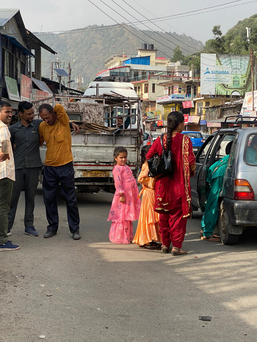 Никак не привыкну к их стилю в одежде - это же слишком жарко для такой погоды, к тому же ярко