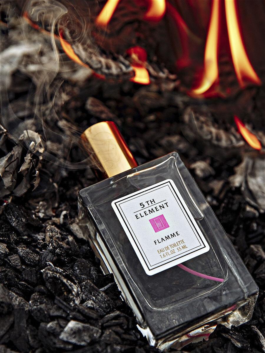 Яркий, волнующий и невероятно нежный аромат адресован стильной женщине, умеющей выражать свою индивидуальность. В ее характере гармонично сплелись мягкость и внутренняя сила, заставляющая ее следовать личным принципам. Несмотря на это, ее образ это олицетворение грациозности и легкости, которое навсегда остается в памяти прохожих и заставляет мужчин оказывать этой женщине знаки внимания. Верхние ноты, созданные оригинальным переплетением красной малины и солнечного мандарина, окутанных легкой дымкой нежности нероли. Ноты сердца, звучащих терпкими аккордами распустившихся бутонов весеннего жасмина, растворенных в сладости апельсинового цвета. Базовые ноты, образованные сандалом и гелиотропом, переходящим в долгоиграющий шлейф сливочного маршмеллоу и сладкой ванили. Группа цветочные. Верхние ноты: Мандарин, малина и нероли. Ноты сердца: Апельсиновый цвет, жасмин. Базовые ноты: Ваниль, маршмеллоу, сандал, гелиотроп. Цена 700-800 рублей