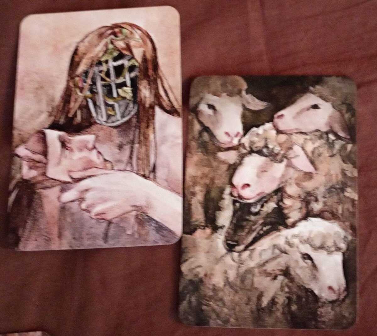 Возможно очень давно тебе приходиться носить маску, настолько давно, что ты просто забыл/а свое истинное Я. В те моменты, когда оказываешься наедине с собой, приходит понимание, что внутри пустота, в душе темно и холодно... Но так было не всегда, на первой карте мы видим, что сквозь темноту прорываются ростки.... эмоции, желания, чувства, они заперты внутри как в клетке и не могут обрести свободу. Потому что внутренний голос заглушить невозможно. Вот и на этой карте видно, как прорываясь сквозь темноту и заточение, чувства срывают маску и заставляют встретиться лицом к лицу со своими внутренними страхами и переживаниями.... А почему так произошло? Что стало причиной этих страданий и переживаний? На второй карте мы видим волка в овечьей шкуре, возможно кто-то обманном втерся в твое доверие и причинил тебе боль, предал, это мог быть кто-то, кого ты считал/а близким, кто был дорог, возможно член семьи... друг ... любимый человек ....