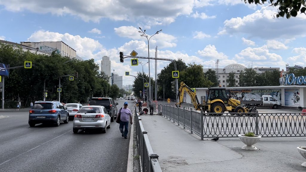 Екатеринбург пешком. Екатеринбург летом. Открытие нового тротуара. Тротуары Петербурга. Колесо на ВДНХ новое.