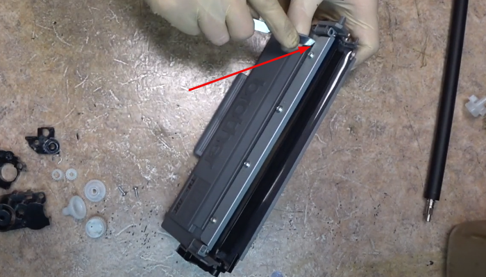 Поддеваем дозирующее лезвие слева