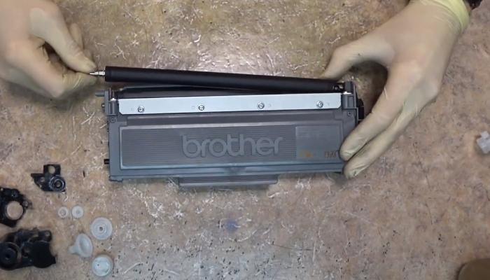 Устанавливаем шестерню, указанную стрелкой на фото