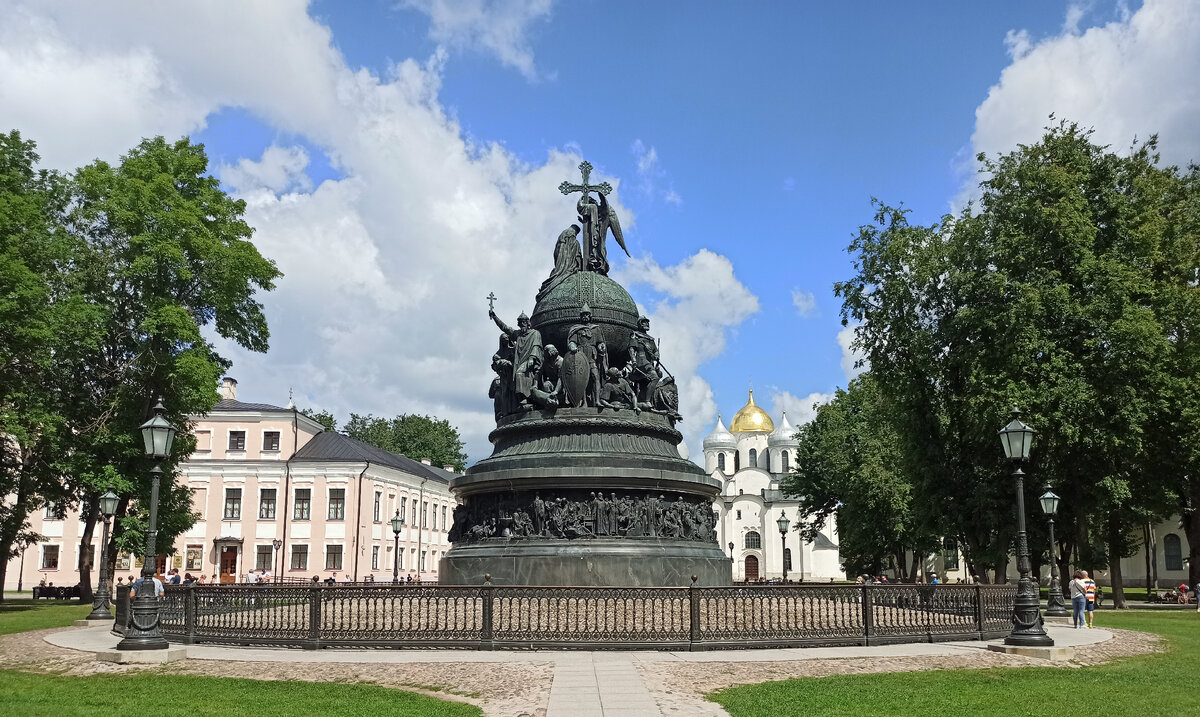 Мемориал Тысячелетия России, Филармония и Софийский Собор. 