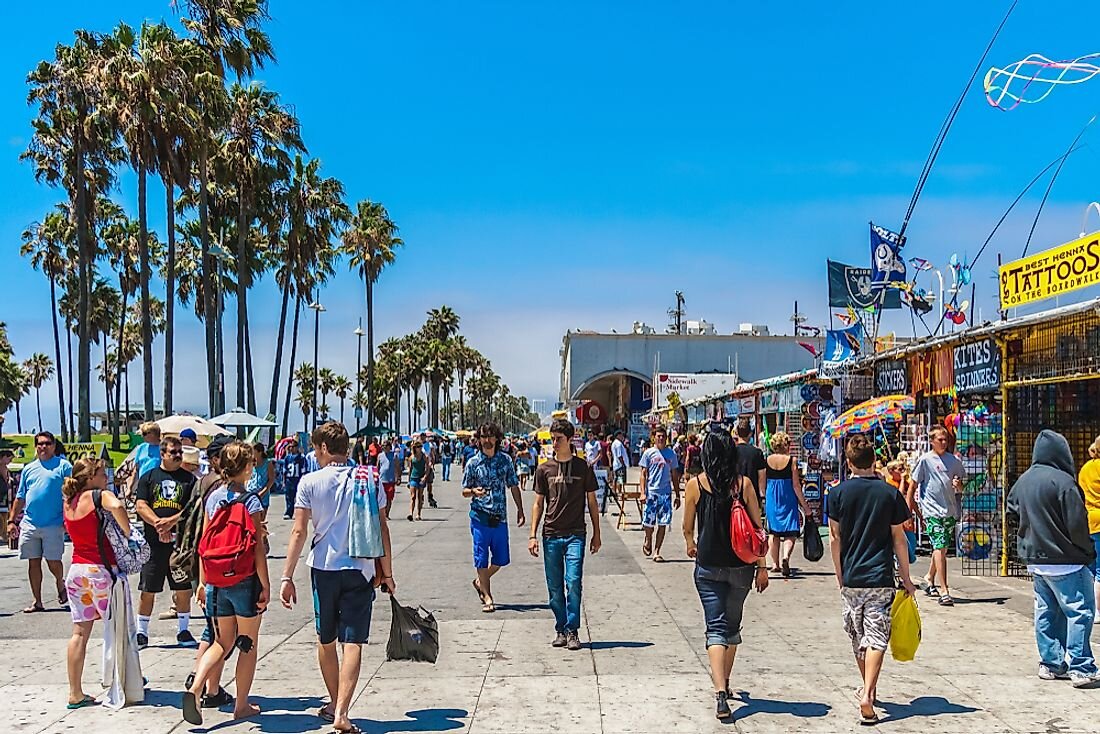 Venice Beach Boardwalk в Лос Анджелесе. Лос-Анджелес, Калифорния люди. Венис Бич люди. Население в Лос Анджелесе.