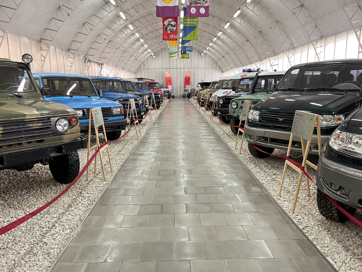 На этом фото видны перспективные разработки 90-х годов, автомобиль УАЗ-3172 в военном и гражданском исполнении (зелёный и синий). Справа выглядывают более современные прототипы двух минивэнов на базе Патриота.