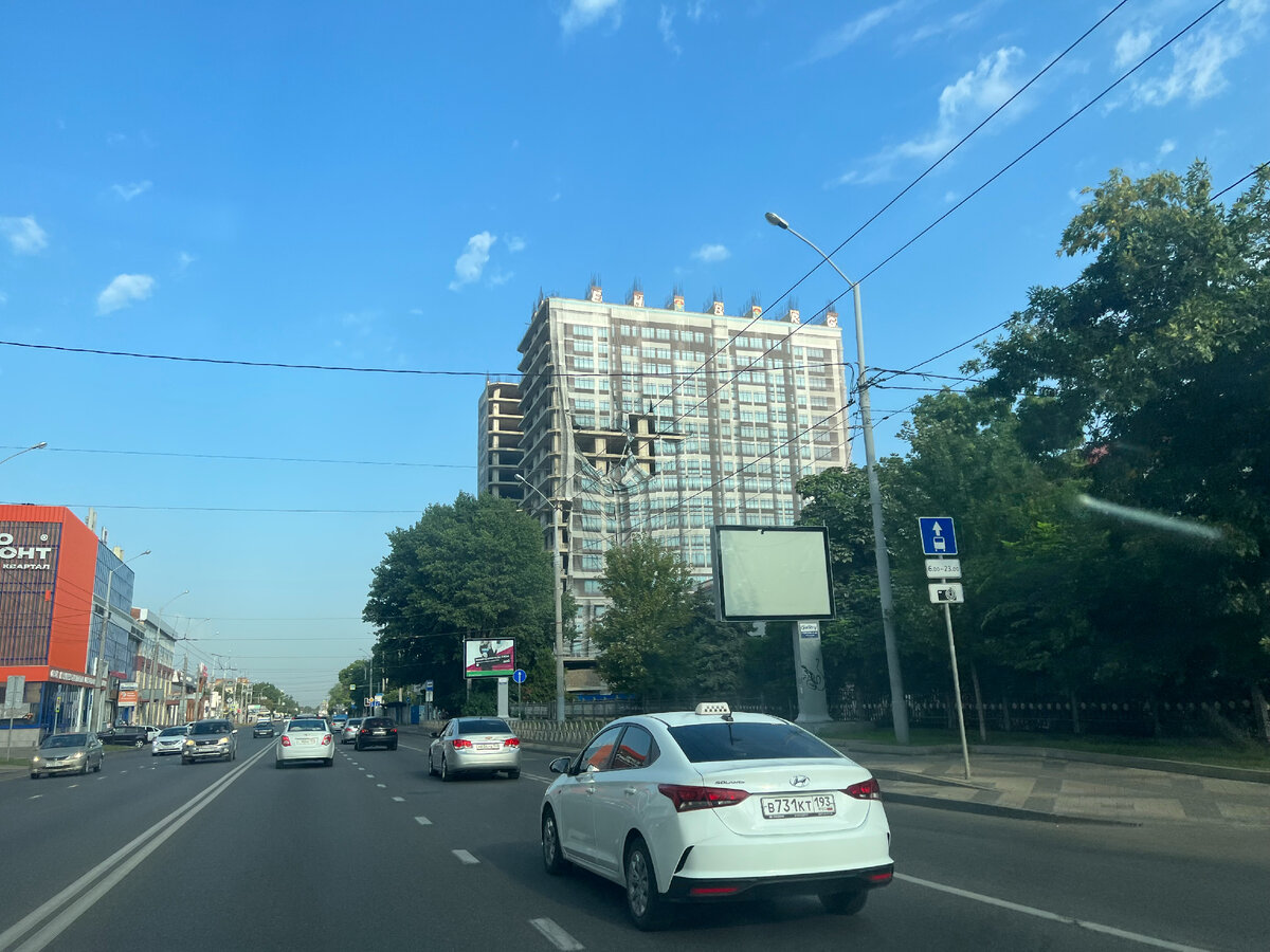 Не перестаю восхищаться этим долгостроем в центре Краснодара, перед приездом какого-то видного деятеля его даже завесили, но баннер порвался... снова...