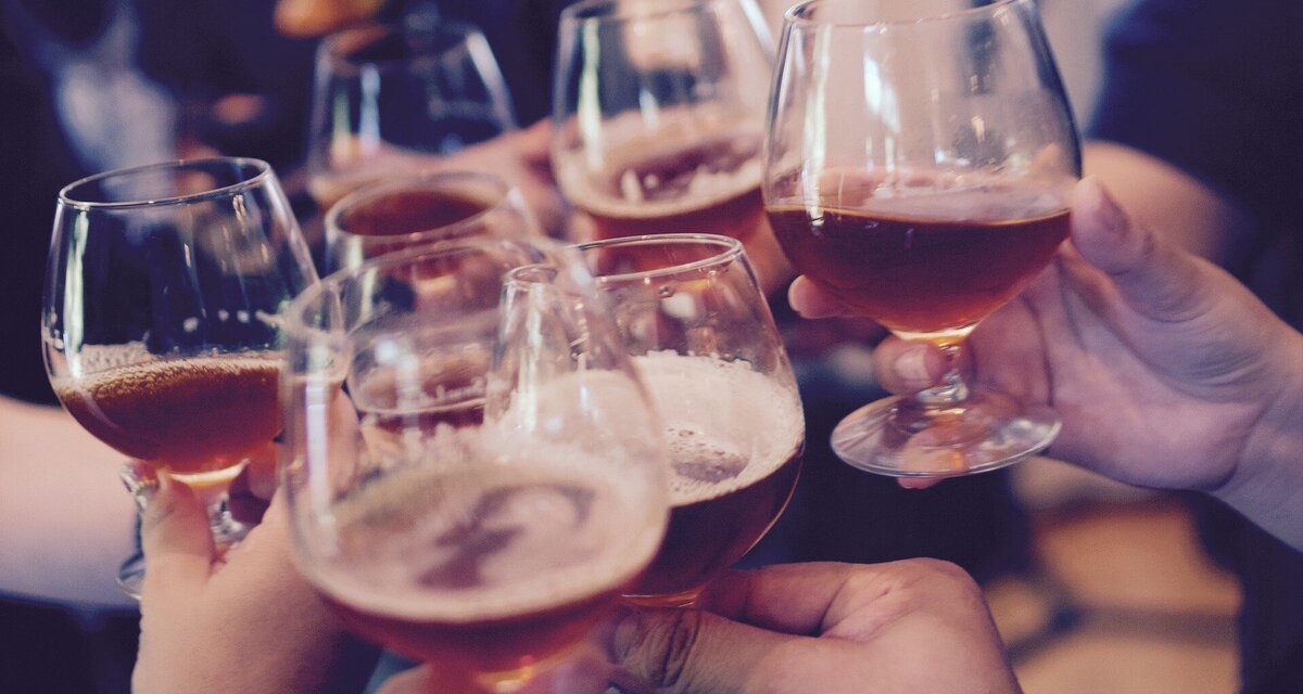     Почему некоторые люди краснеют от алкоголя?