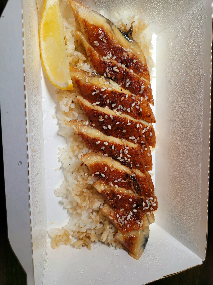 Угорь на рисе 890р