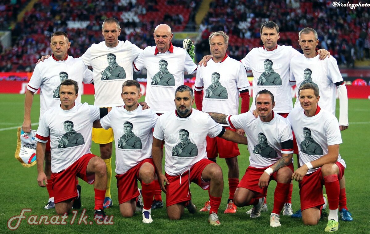 Спартаковцы вышли на матч в футболках в память о Георгии Ярцеве. Фото fanat1k.ru