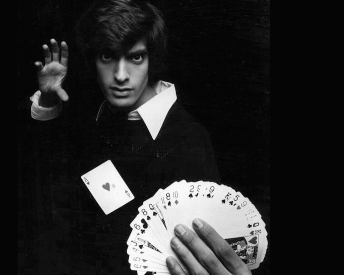 Рекламная фотография Дэвида Копперфильда из специального телевизионного выпуска https://upload.wikimedia.org/wikipedia/commons/0/02/David_Copperfield_Magician_Television_Special_1977.JPG