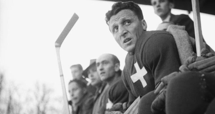 Биби Торриани (на переднем плане) на скамейке сборной Швейцарии во время «Международной недели зимних видов спорта - 1941». Слева от него Ханс Каттини. Взято из открытого источника Яндекс.Картинки