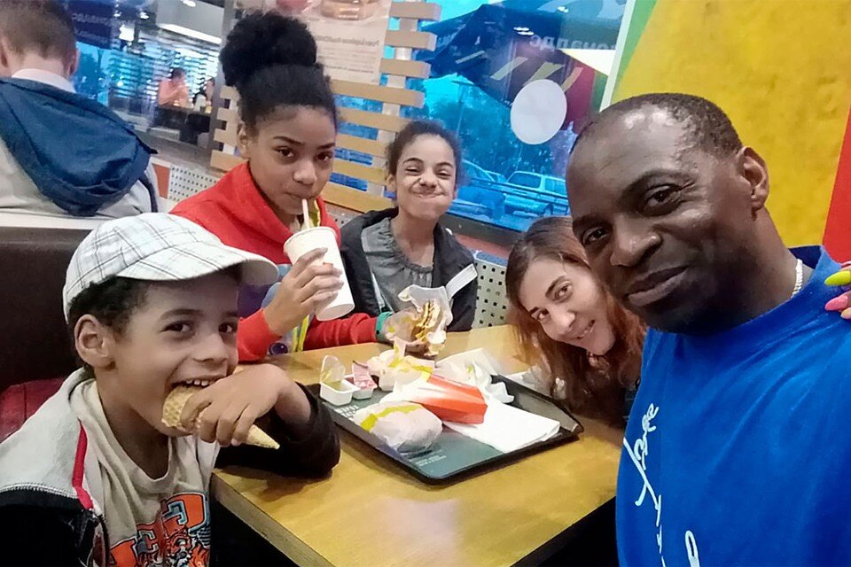     Темиетан Джерри Ололо со своей семьей. Фото: личный архив Тима Ололо