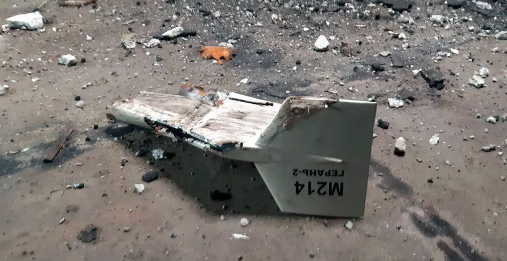На этой раздаточной фотографии, предоставленной украинскими военными, изображены обломки беспилотника иранского производства Shahed-136, найденного под Купянском.