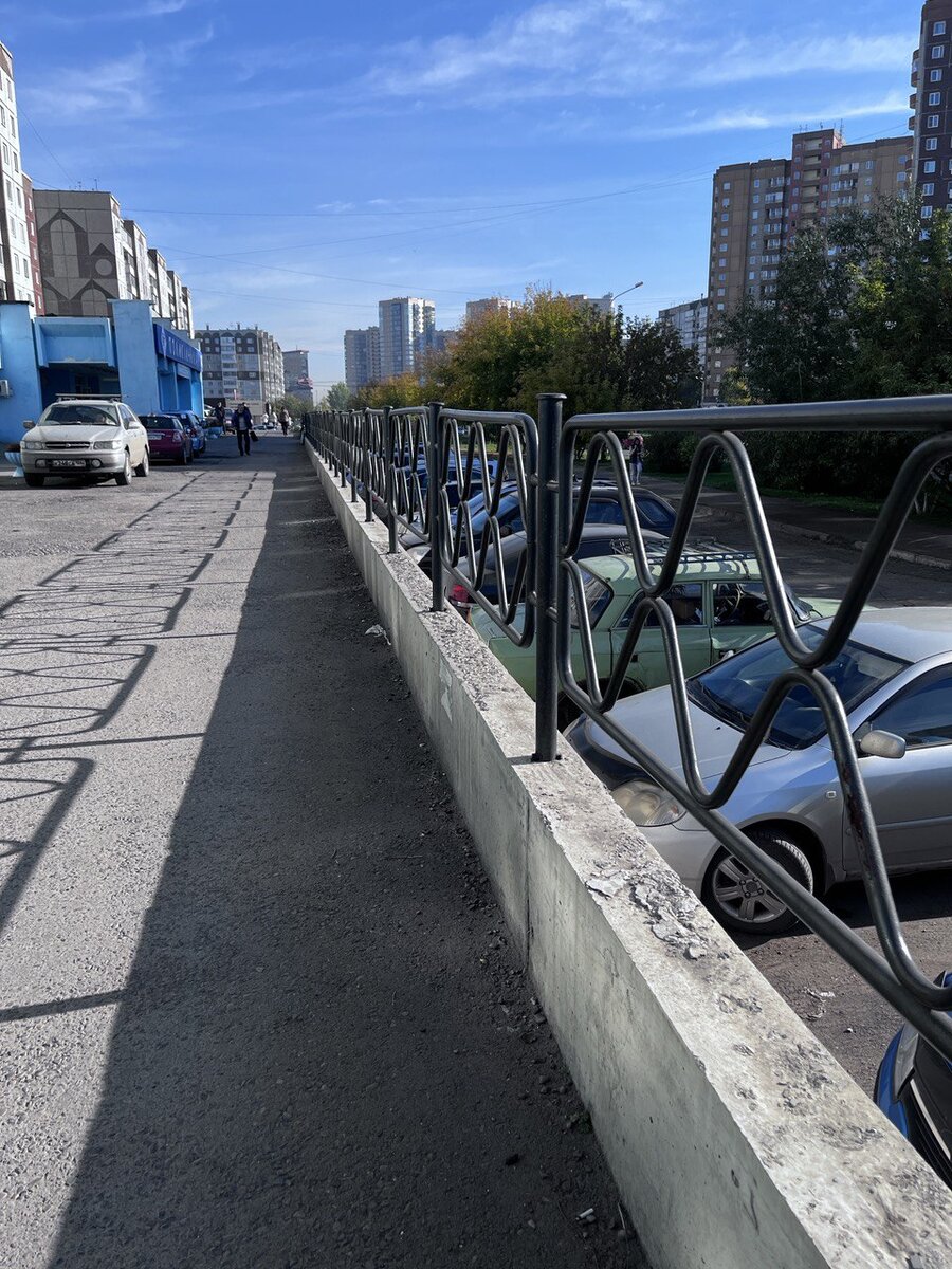 Если меня спросят, существует ли ад на земле - я покажу это фото. Возле входа в поликлинику