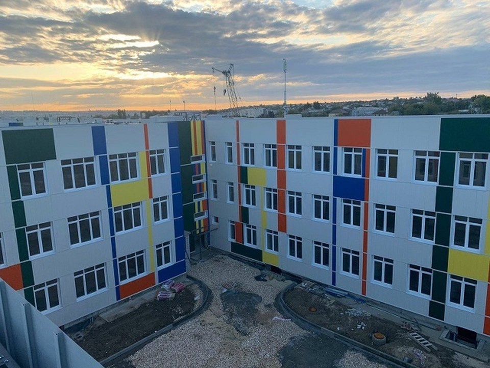     Фасад облицовывают панелями. Фото: мэрия