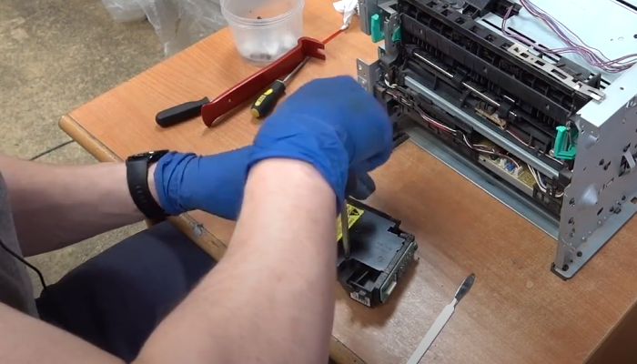 Фото 93. Устанавливаем смазанную новую шестеренку обратно