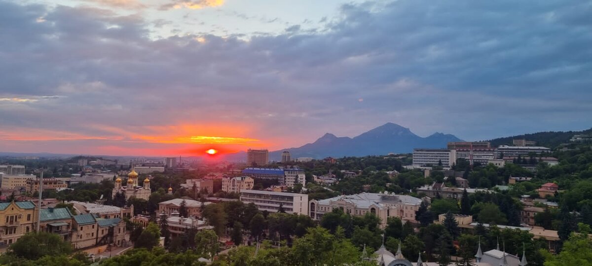 Эту странную фотографию прислали мне на почту с неизвестного мне адреса. Виднеющаяся гора чем-то похожа на ту, что упомянута в тексте