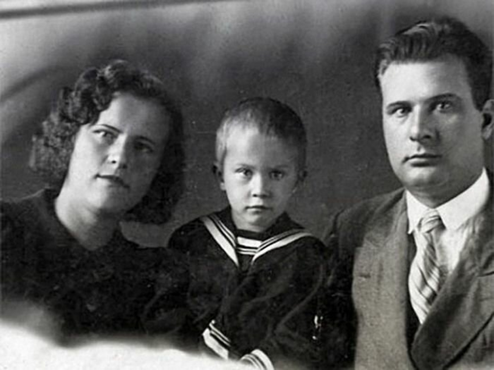 С родителями, начало 1930-х. Фото из открытых источников
