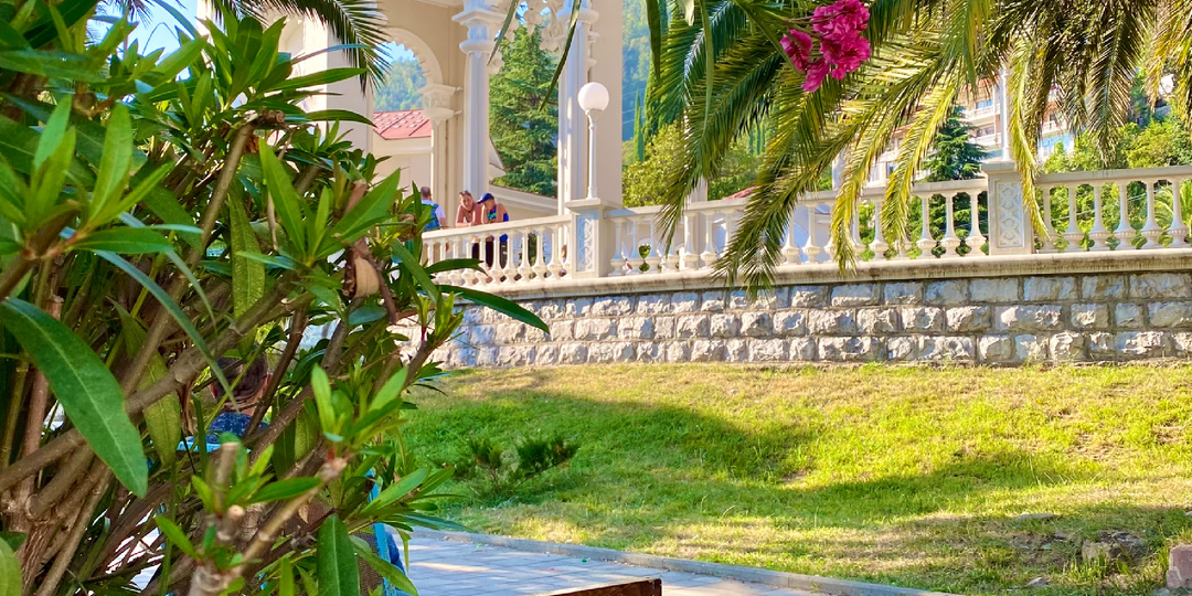 Приехала на день в Гагру из Лазаревского. Сколько потратила на ретро-поезд, еду и развлечения. Маленький бюджет для интересной программы