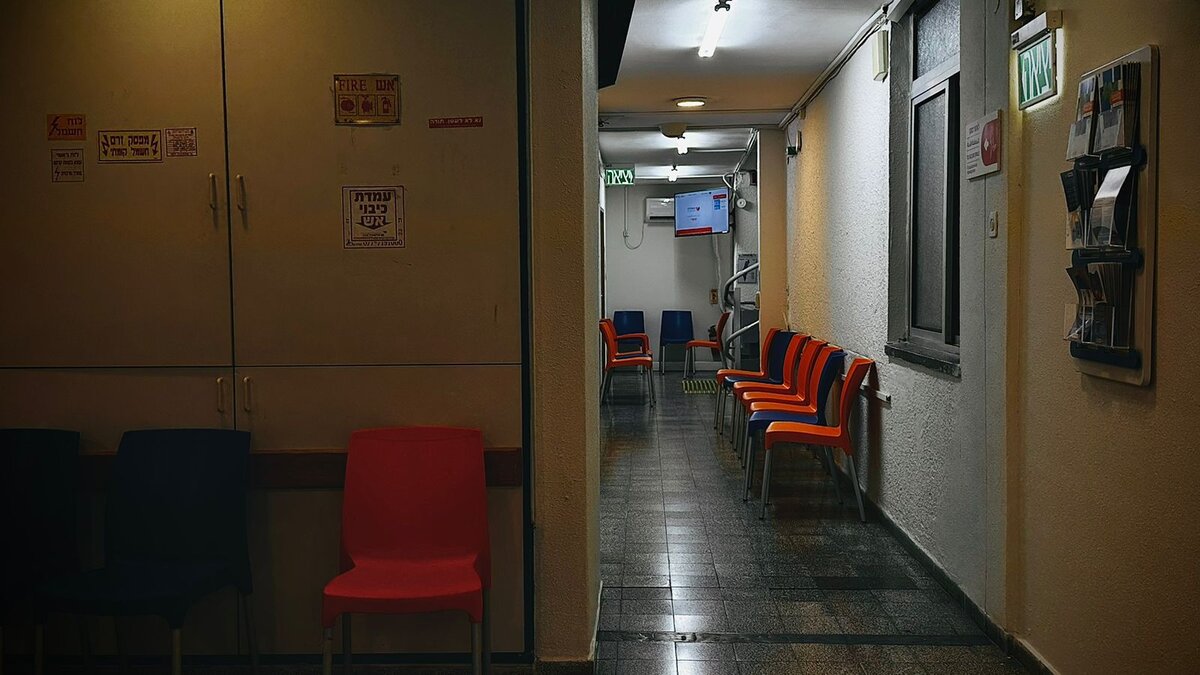 В ожидании процедуры по извлечению песка из уха. 