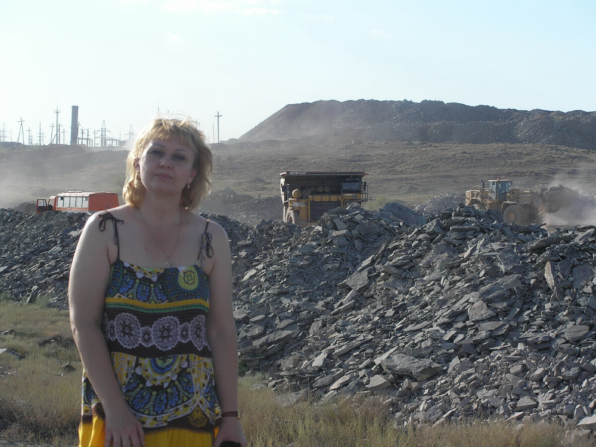 Сатпаев. Отвалы медной руды высятся, как горы