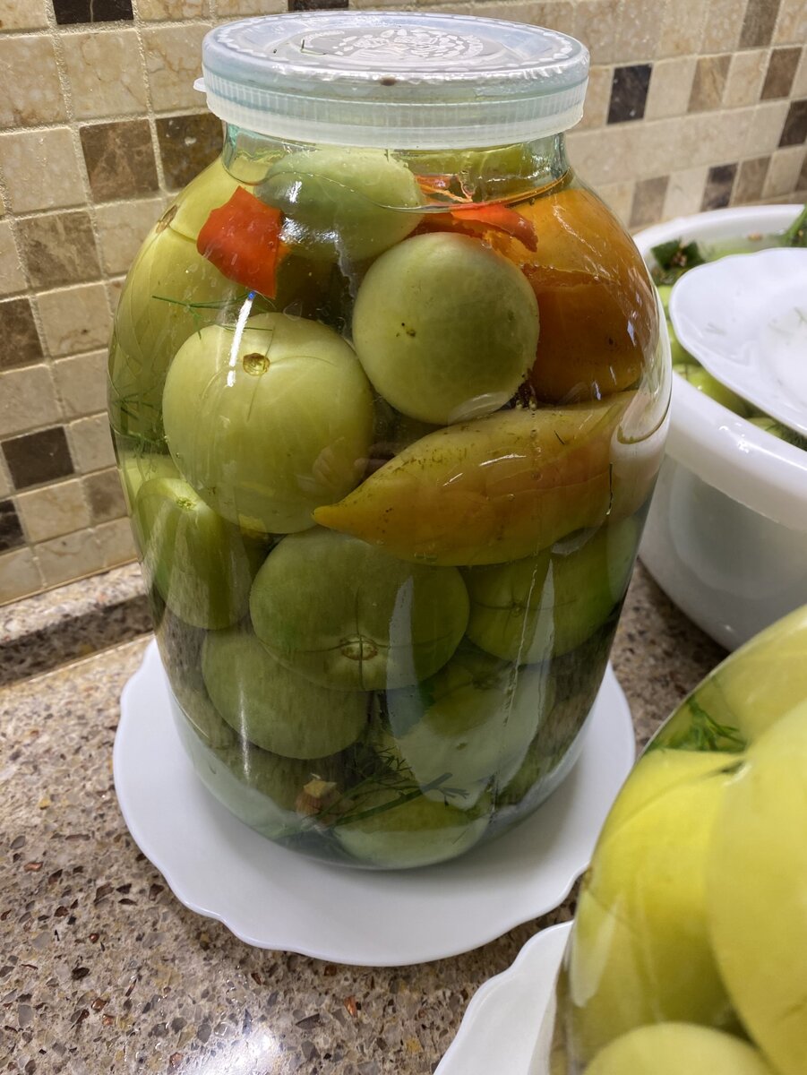 Томаты сразу после заливки кипятком