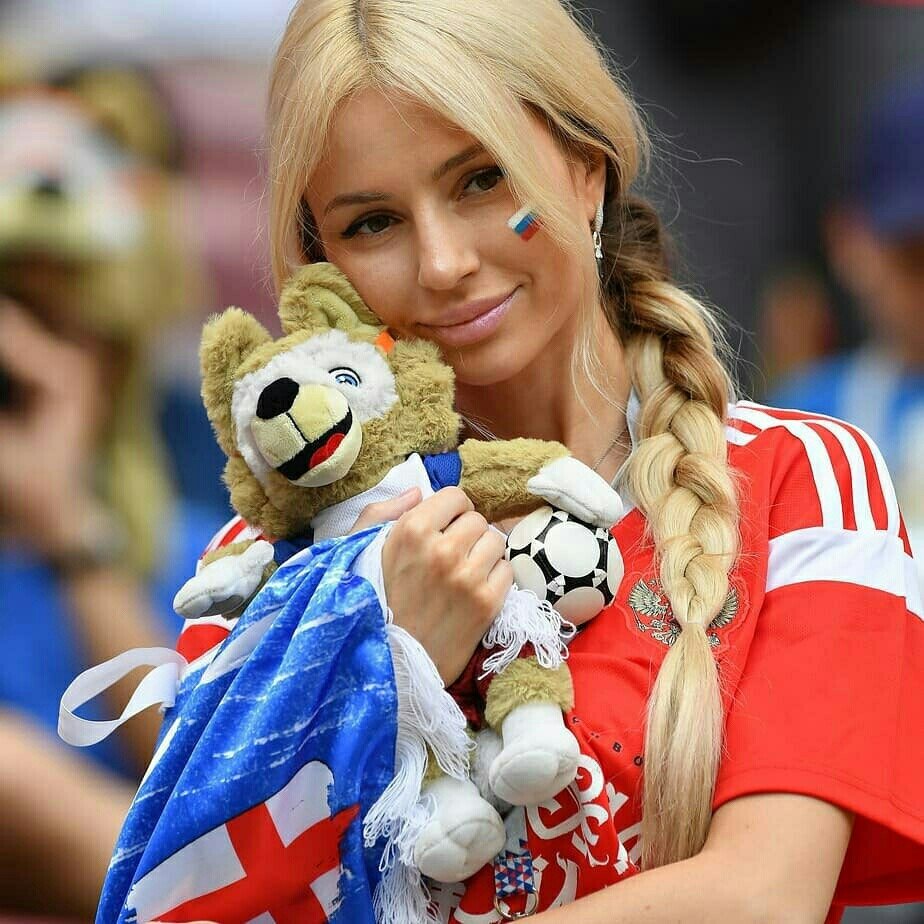 Болельщица сборной России по футболу. Взято из открытых источников. 