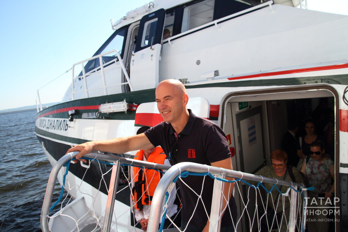 ​Одним из первых пассажиров пока туристического, но в перспективе и социального рейса стал председатель Госкомитета РТ по туризму Сергей Иванов. Фото: © Михаил Захаров / «Татар-информ»