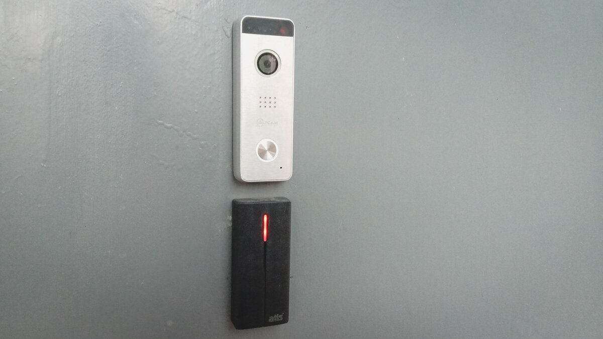     Осуществляется контроль доступа, установка металлоискателей и охрана сотрудниками частных охранных предприятий для обеспечения безопасности детей в новом учебном году.