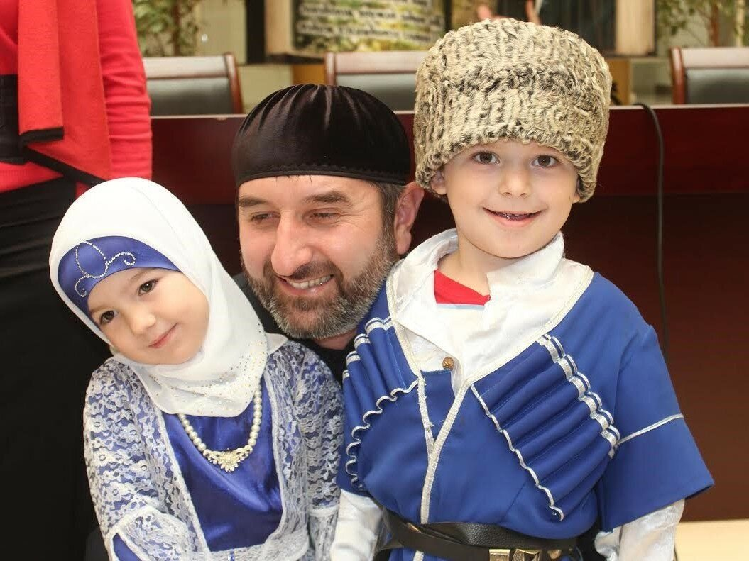 Чеченские дети. Ребенок кавказец. Воспитание чеченские дети. Чеченская семья.