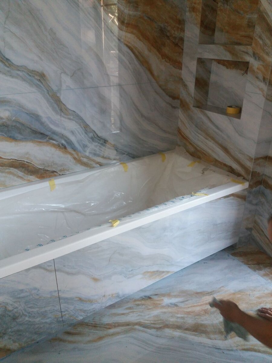 при работе с крупноформатной плиткой клеем и наносим и на плитку и на стену