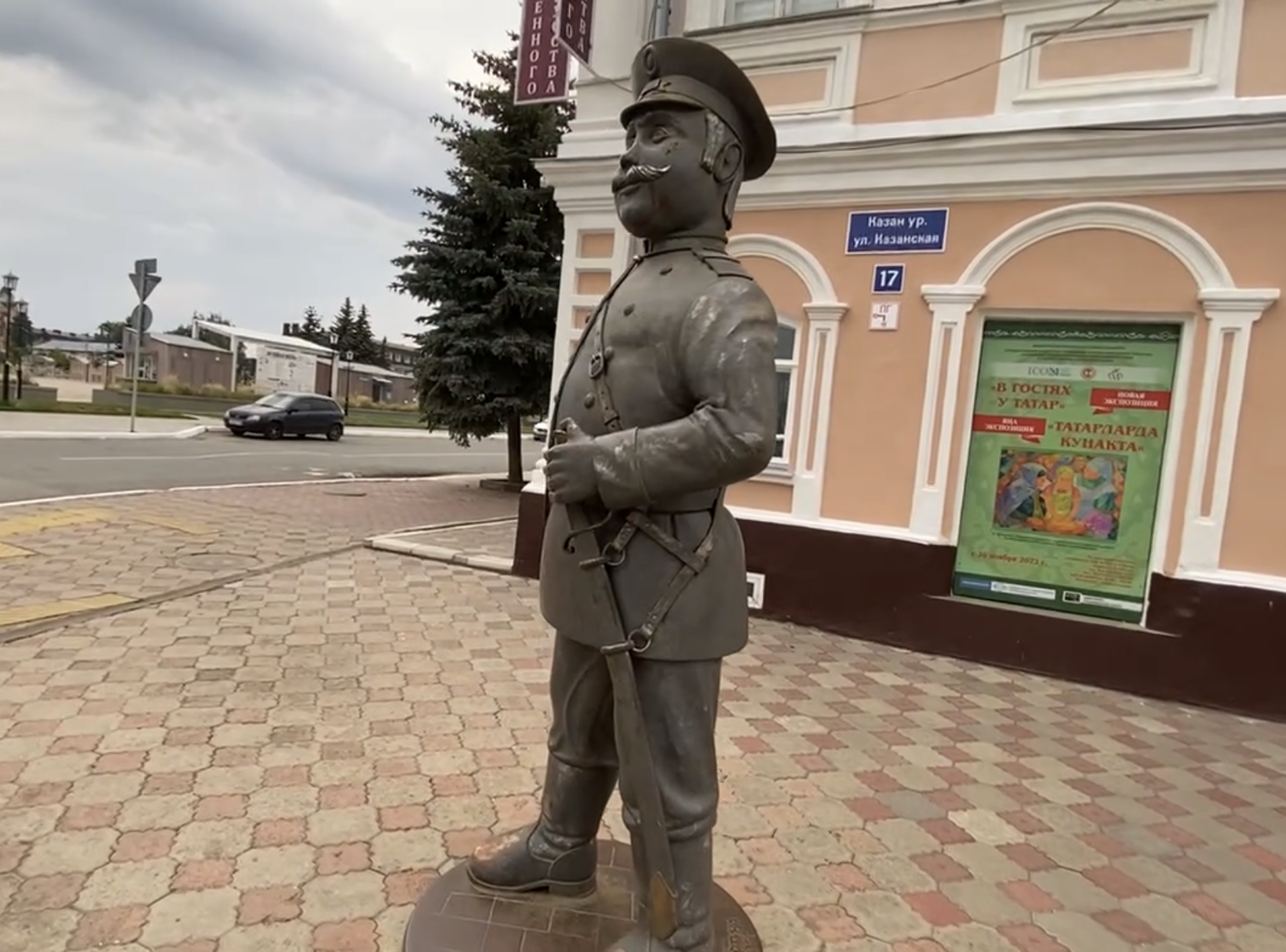 Необычные памятники связисту и почтальону, дворнику и городовому, Цветаевой  и Ленину, самовару и дятлу в старинном городке Елабуге. | Павел Бочкарев  Путешествуем вместе | Дзен