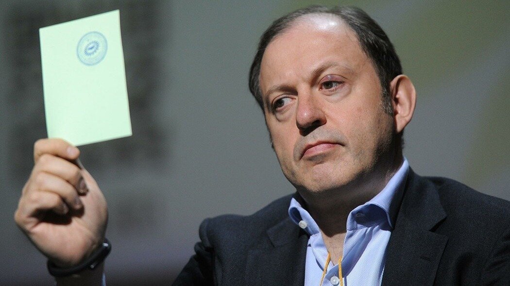     Ему грозит до десяти лет заключения.