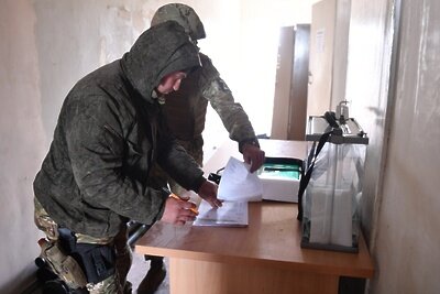    Военные голосуют ©Виктор Антонюк РИА Новости