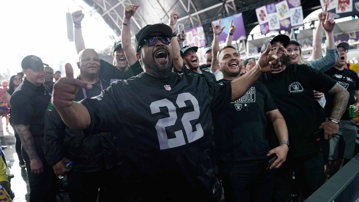 - Парни! Поприветствуем половину редакции ENCORE!