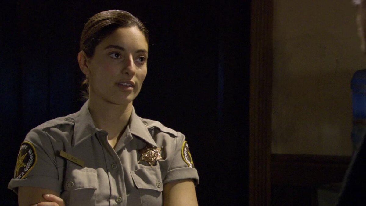 Эрика Серра в роли помощника шерифа  Джозефины Лупо.  Кадр из фильма.