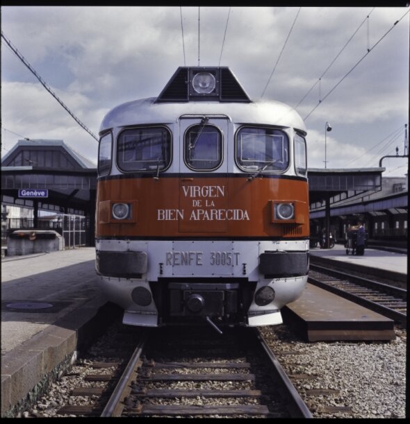 Каталонский Talgo на вокзале Женевы, колоризированная фотография, 1969 год