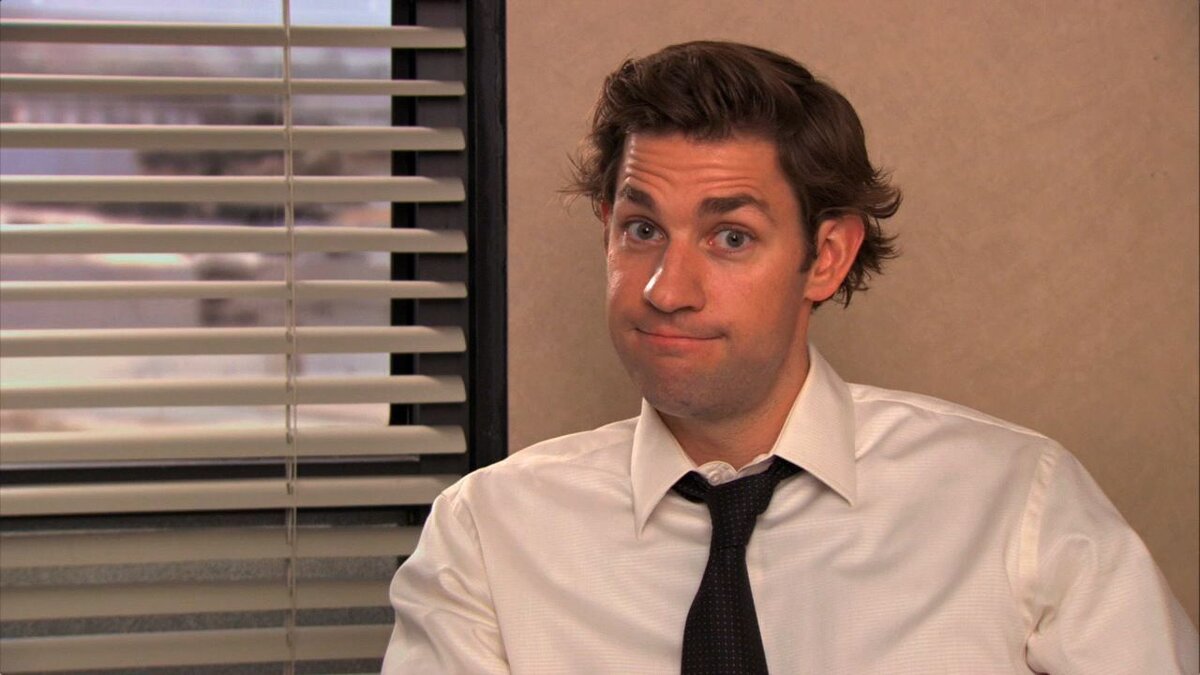 Кто бы мог подумать, что тот самый паренек из Офиса который смотрит в камеру (как на картинке сверху) снимет хоррор, где во главе будет идея молчания  героев, чтобы выжить. 