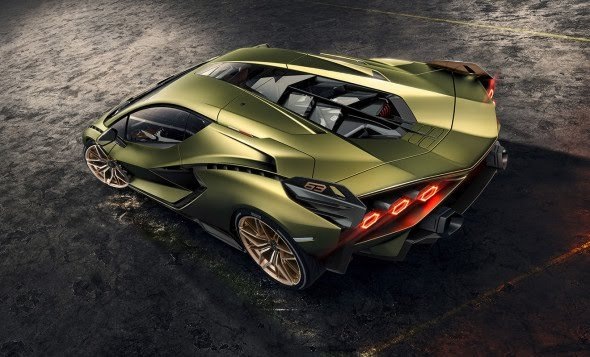 Sian не самый дорогой Lamborghini в истории, но, кажется, самый дорогой из ныне выпускаемых компанией и один из самых дорогих автомобилей в мире. Он уникален тем, что это первый гибрид в истории Lamborghini. Его силовая установка — это тандем 6,5-литрового атмосферника V12 мощностью 785 л. с. и электродвигателя отдачей 34 силы. В итоге суммарная отдача гибрида достигает 819 «лошадей», что обеспечивает разгон до «сотни» за 2,8 с и максималку свыше 350 км/ч. Всего компания выпустит только 63 экземпляра модели (в честь года основания бренда). Цена Lamborghini Sian не оглашена, поскольку очень индивидуальна для каждого клиента. Но, по предварительным данным, она начинается от 2,5 млн долларов, что составляет примерно 215 млн рублей.