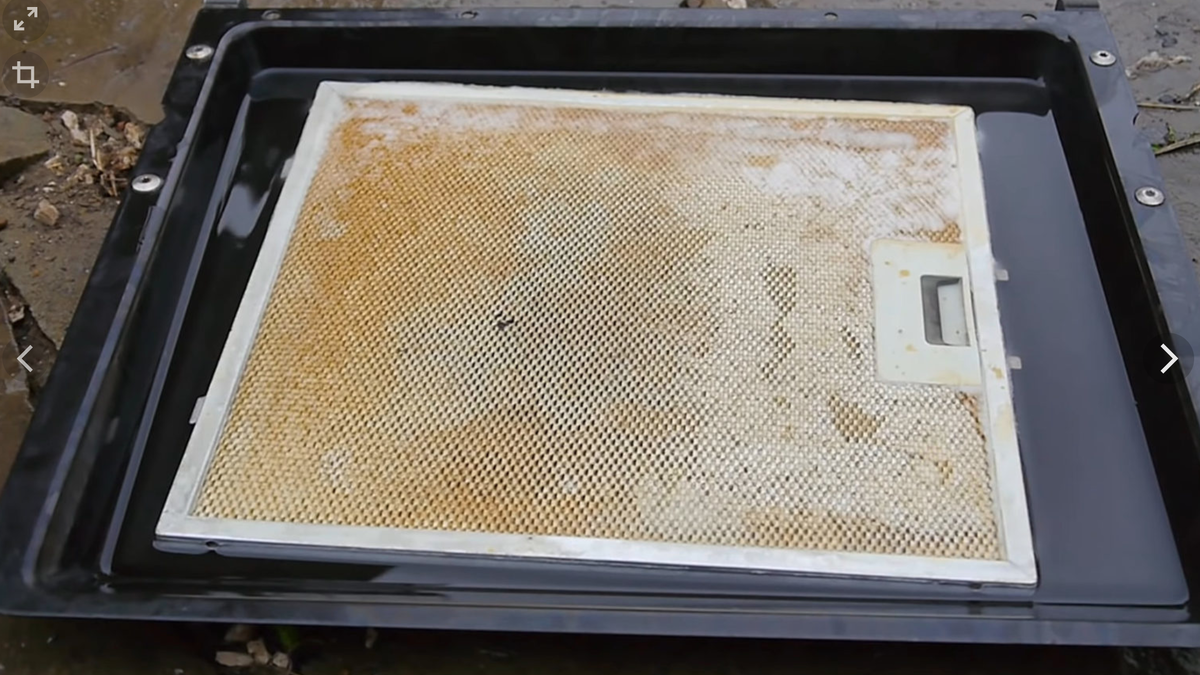 Противень для духовки, использую для очистки фильтра