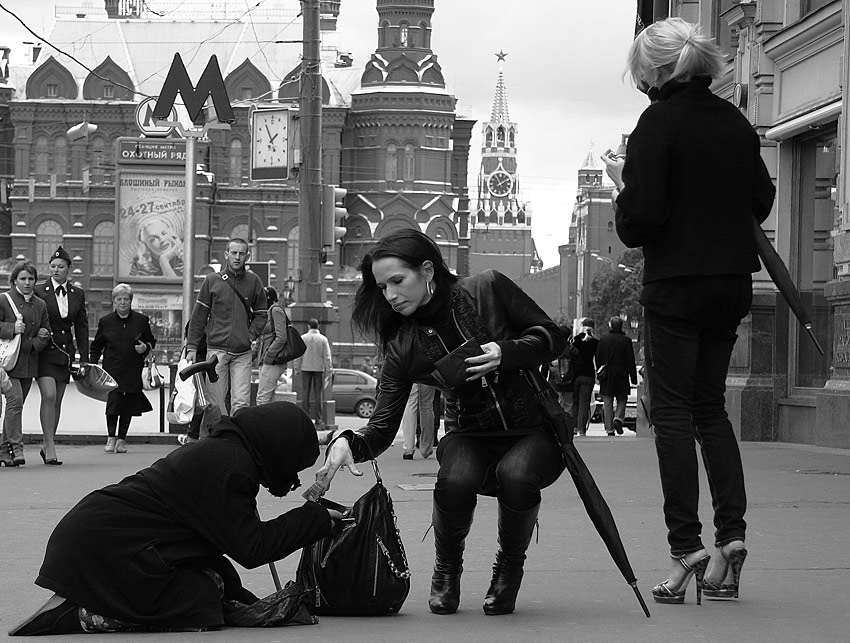 Подавать милостыню в церкви. Подает милостыню. милостыня бедному картинки. нищий на улице картинки прикольные. люди не забывайте подать подачки бедным.