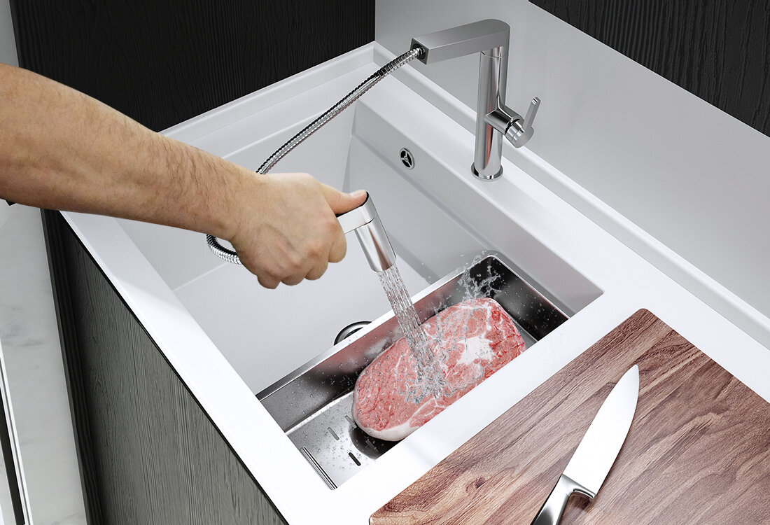 На фото: кран с регулируемой лейкой – беспроигрышный вариант для кухни.  На изображении «Стильные Кухни».
