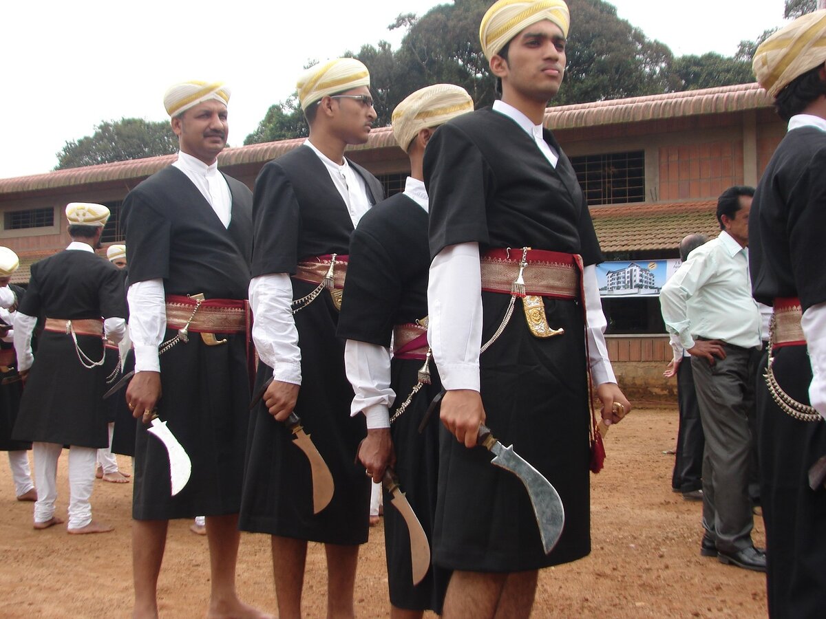 Курги (кодава) с традиционным оружием в руках.